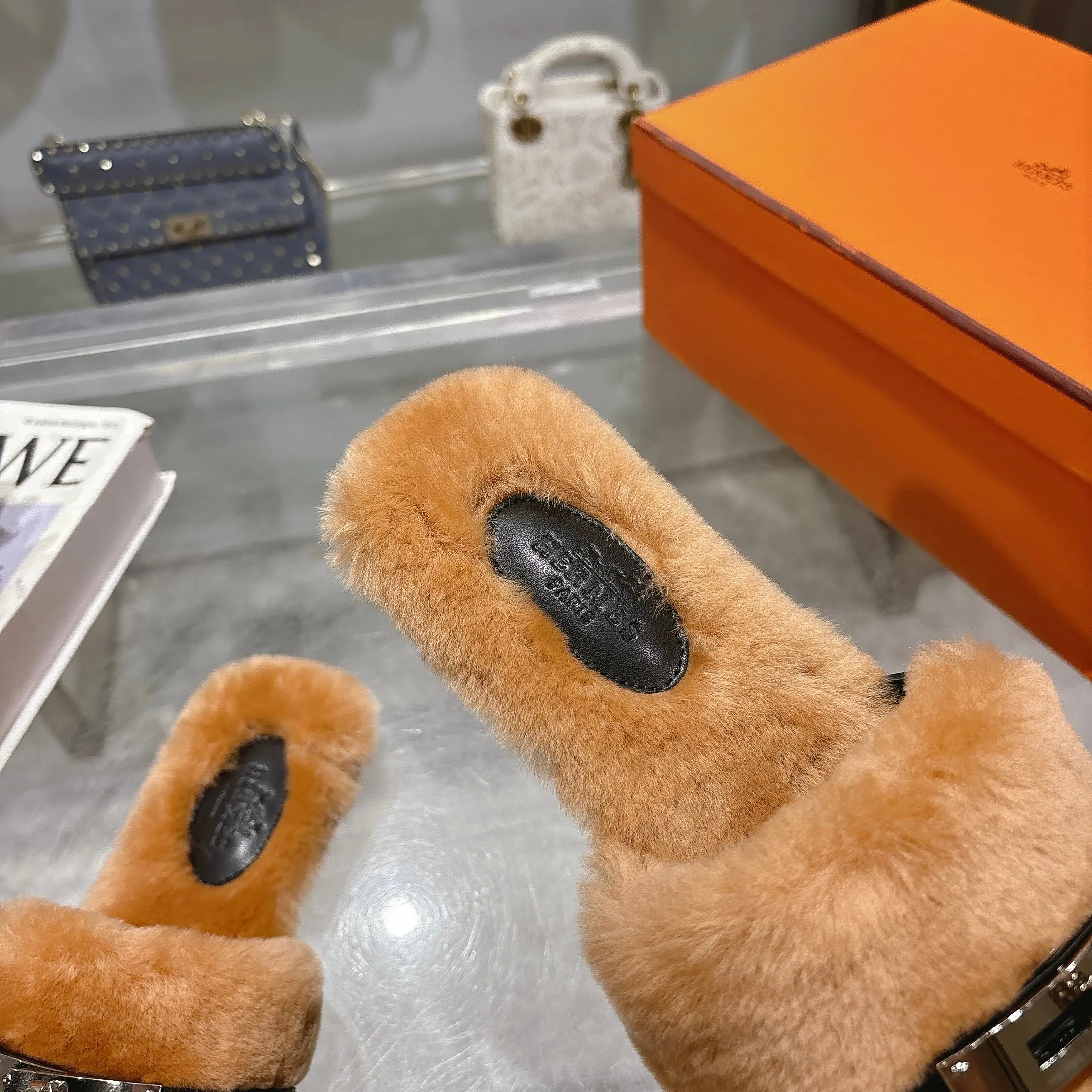 👟👟Ex-factory price 500👟👟 Purchasing agent level Hermes Hermès second uncle hair slippers are in stock all year round. 2025 new and new colors official website, Xiaohongshu synchronizes the latest color matching Hermès hot models are hot online, upgraded workmanship, high quality! Fashionable small wool H-trailers, autumn and winter style flat-soled wool mop, can be customized without standard, non-refundable and non-exchangeable. Fabric: Imported lamb's roll real wool. Lining: Imported lamb's roll real wool. Outsole: Genuine leather outsole. Size: 35-43, [Note: 41, 42, 43 customized]